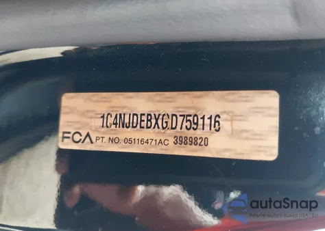 2016 Jeep Compass Latitude z USA, uszkodzony, nr VIN 1C4NJDEBXGD759116